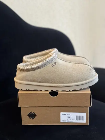 UGG 民族风薄底 GY 原代工厂隆丰A级真羊毛皮一体完全遵循正平正品,精选A级羊皮毛一体材质,内里毛绒如云朵般包裹双脚,白带恒温属性一寒锁温抗冻,股季透气排湿,让双脚时刻处于干爽舒适的状态,轻量化设计搭配柔韧鞋底,每一步都似踩在软垫上,再加上贴合足型的弧度与足跟支撑,无论是居家休憩,外出通勤还是日常跑腿,全天行走也无负担. 从经典高筒靴到简约拖鞋,从基础中性色到潮流设计,既能与牛仔裤、卫衣打造随性日常,也能搭配裙子、男女同款更能轻松适配情侣穿搭. 优质羊皮毛天生耐磨损,搭配扎实工艺与防水科技加持,能抵御日常磨损与雨雪侵袭.一双穿数年仍能保持柔软质感💪🏻